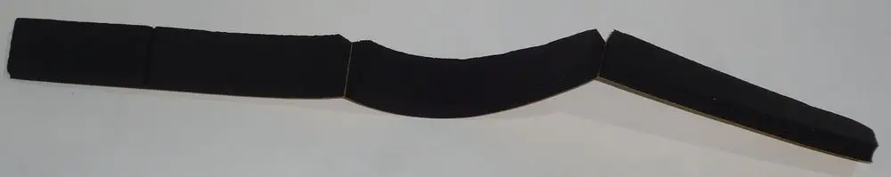 Schwarzes Dichtungsmaterial von Daikin, flexibel geformt, bestehend aus mehreren Abschnitten mit verschiedenen Konturen. Das Material ist für spezifische Anwendungen vorgesehen.